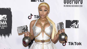 Nicki Minaj uppträdde flera gånger och vann två priser. Nicki Minaj poserar med två EMA-priser