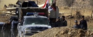 Tusentals soldater ur den irakiska armén har placerats runt staden Kirkuk. Bagdad säger att armén inte just nu har planer att attackera. Militär utanför Kirkuk i Irak.