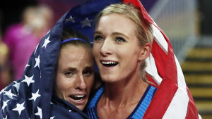 Dubbel amerikansk glädje med Emma Coburn (t.h.) och Courtney Frerichs. Emma Coburn och Courtney Frerichs, VM 2017.