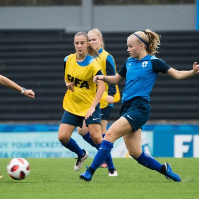 Finlands U17-flicklandslag i fotboll tränar.