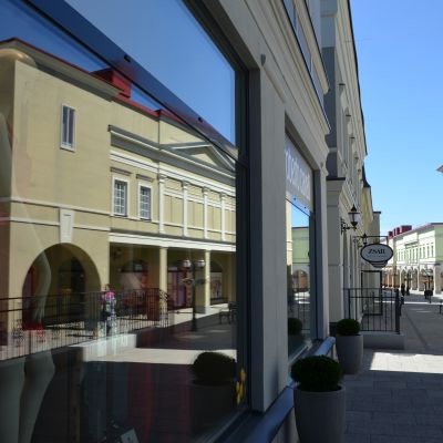 Zsar-ostoskylän kadulla.