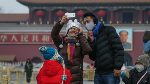 Peking slog larm om dålig luft på söndagen samtidigt som man meddealde att det sista kolkraftverket i staden har stängts. De flesta turister på Himmelska fridens torg bar andningsskydd Peking slog larm om dålig luft på söndagen samtidigt som man meddealde att det sista kolkraftverket i staden har stängts. De flesta turister på Himmelska fridens torg bad andningsskydd