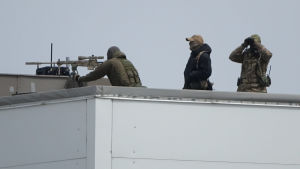 Skarpskyttar på ett idrottscenter invid den universitetsbyggnad i Vladivostok där Kim Jong-Un och Vladimir Putins toppmöte ordnades. Skarpskyttar på ett idrottscenters tak i Vladivostok i Ryssland under toppmötet mellan Kim Jong-Un och Vladimir Putin.
