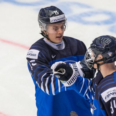 Lenni Killinen ja Aatu Räty Suomi-Slovakia -pelissä 28.12.2019.