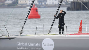 Greta Thunberg har blivit känd som klimataktivisten som hellre åker tåg eller segelbåt än flyg. Greta Thunberg på segelbåten Malizia II inför starten från Plymouth 14.8.2019