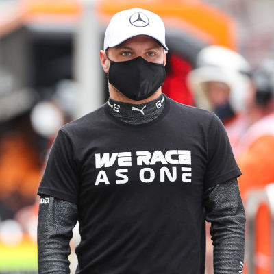 Valtteri Bottas promenerar.