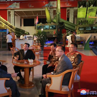 Pohjois-Korean johtaja puhuu upseeriensa kanssa.