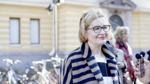 Inrikesminister Paula Risikko hävdade i söndags att hon sammankallat biskoparna för att diskutera kyrkans fristadspraxis, men enligt Björn Vikström kom initiativet från biskoparna. Paula Risikko