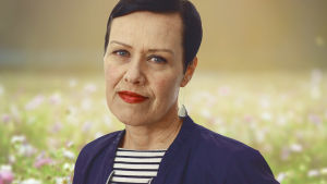 Politikern Maarit Feldt-Ranta. Porträttbild på politikern Maarit Feldt-Ranta