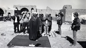 Bönestund för unga tonåriga “frivilliga” vid fronten i Ayatollans Iran, 1985. Porträttbild på Vegas sommarpratare, dokumentaristen Michael Franck