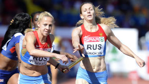 Tatjana Firova (t.h.) tycker att alla ska få dopa sig. Ksenia Zadorina och Tatjana Firova, 4x400 meter, EM 2014.