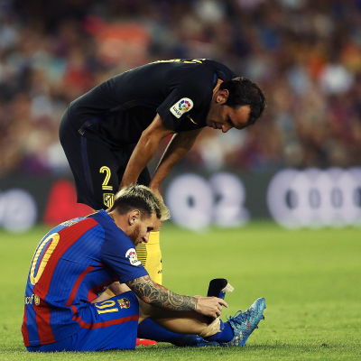 Diego Godin kollade hur Lionel Messi hade det efter skadan.