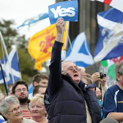Demonstranter visar sitt stöd för ett självständigt Skottland.