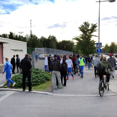 Människor utanför fotbollsstadion i Uleåborg.