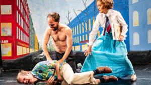 Bergbom krisar. På bilden Paavo Kinnunen, Juho Milonoff och Vilma Melasniemi. Foto från Making of Lea på KOM-teatern.