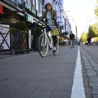 Pyöräilijöitä ja jalankulkijoita Lahden Aleksanterinkadulla.