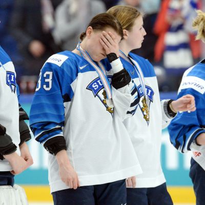 Naisleijonat itkee