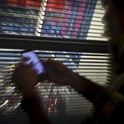Mies kirjautuu puhelimella Twitteriin