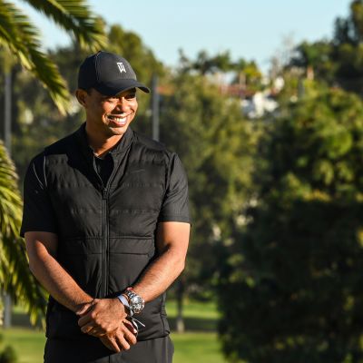 Tiger Woods hymyilee leveästi.