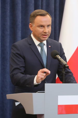 Polens president Andrzej Duda hör till dem som hittills har varit lojala mot Lag och rättvisas partiledning. Polens president Andrzej Duda meddelade den 24 juli 2017 att han kommer att lägga in veto mot två lagförslag som enligt kritiker skulle urholka landets rättssystem.