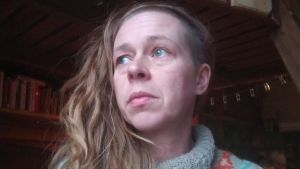 Aune Kallinen, blivande professor på Teaterhögskolan säger att diskussionen som blossat upp i innan julen de facto har pågått inom högskolan i flera år. En långhårig person i ylletröja.