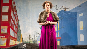 Charlotte Raa (Sara Melleri) paljastaa, että hän ei saanut Ruotsissa kylliksi rooleja, joten hän siirtyi Suomen näyttämöille. Foto från Making of Lea på KOM-teatern.