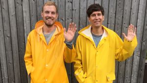 Kasper och Jussi Virta vinkar i gula regnrockar Kasper och Jussi Virta vinkar i gula regnrockar