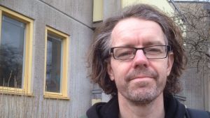 Arkitekt Dan Hallemar säger att bostaden var central i samhällsbygget förr - idag är det nåt "extra", som man anser att ska skötas av någon annan än staten. Arkitekt Dan Hallemar säger att bostaden var central i samhällsbygget förr - idag är det nåt "extra", som man anser att ska skötas av någon annan än staten.