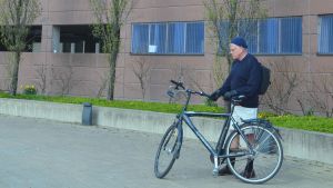 Arkitekt Mikael Sundman ser gärna att man gör om kontor till bostäder. man, cykel
