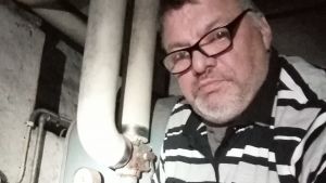 Pauli Anttila byter ut sin oljepanna. Pauli Anttila ska byta oljepannan mot luft-vatten-värmepump