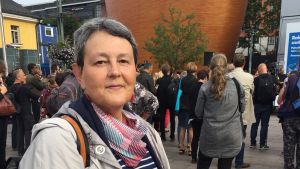 Tuula Haavisto, kulturdirektör i Helsingfors, tycker att det är viktigt att representanter för olika religioner diskuterar sinsemellan. Tuula Haavisto, kulturdirektör i Helsingfors, deltog i minnesstunden för offren i Åbo på Narinken i Helsingfors.