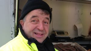 Guy Ranta har hört om torghandlare som betalar dyra pengar i månadshyra för sina betalterminaler. Han tänker satsa på en smidigare och billigare apparat. En torghandlare, en man klädd i gul rock och mörkblå mössa vid sitt torgstånd. I bakgrunden morötter.