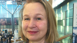 Outi Honkatukia, Finlands chefsförhandlare Medelålders kvinna på flygfält tittar in i kameran