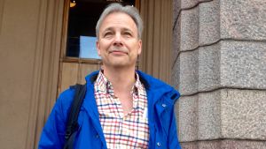 Per Ashorn i Helsingfors Per Ashorn står vid järnvägsstationen i Helsingfors.