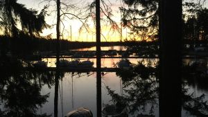 Iltarusko ja Näsijärven Jänissaaren rannalla veneitä vielä talvi-muhimassa.
