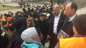 Jussi Halla-aho möter demonstranter Sannfinländarnas ordförande Jussi Halla-aho på Riksdagshusets trappa