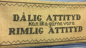 Korsstygnsbroderi med texten: Dålig attityd kan lika gärna vara rimlig attityd.