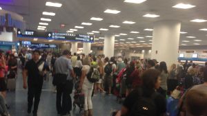 Fullproppat på Miamis internationella flygfält medan orkanen Irma närmar sig. Fullproppat på Miami International Airport medan orkanen Irma närmar sig.