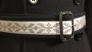 Kappa emd bälte som har reflex med ritat korsstygnsmönster