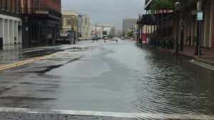 I staden Galveston är gatorna redan vattentäckta. Vattenmassor på gatan i Galveston, Texas.