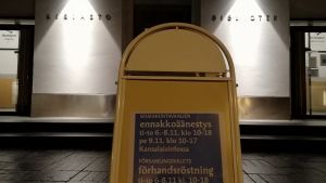 Ett av förhandsröstningsställena i Vasa var vid medborgarinfo. En av orsakerna till att så få valde att förhandsrösta i Vasa i år tros vara att förhandsröstningen inte skett på ställen där många rör sig. Skylt med information om församlingsvalets förhandsröstning vid Stadsbiblioteket i Vasa.