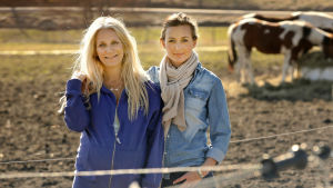 Sanna Lundell (till höger) gjorde programmet Djävulsdansen tillsammans med Ann Söderlund (till vänster). Det första avsnittet sändes i Sverige 2014. Senare har serien visats på Yles kanaler i Finland. Lundell och Söderlund har också skrivit en bok som heter "Djävulsdansen: bli fri från medberoende". Djävulsdansen