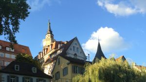 Den protestantiska Stiftskyrkan i Tübingen. I den rosafärgade byggnaden till vänster föreläste Philipp Melanchthon. Tübingen