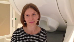 Det är svårt att bedriva hjärnforskning kring fenomenet öronmask eftersom hjärnans potentiella öronmaskar inte kan triggas på beställning. Annika Hultén vid en hjärnskanner. Hjärnforskaren Annika Hultén på sitt kontor
