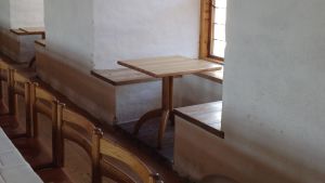 Alla lampor och stolar är ritade av Carin Bryggman. Bord designat av Carin Bryggman på Åbo slott.