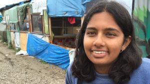 Nela Shah jobbar på barnens café på flyktinglägret i Calais. Bara minderåriga får komma in på cafét. Nela Shah jobbar på Kids Café i flyktinglägret i Calais.