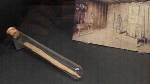 Luthers saliggörande tandpetare Relikvarium med spån av Martin Luthers säng som skulle användas som saliggörande tandpetare.