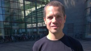 Läget inom Helsingfors- och Nylands sjukvårdsdistrikt, och också i hela Finland, håller på och stabiliserar sig, säger Ville Holmberg Ville Holmberg är oroad för de papperslösa som blir utan vård