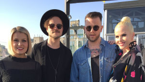 Leena och Lasse från Norma John möter Svala från Island och hennes man Einar Egilsson, som också skrivit låten. Två män och två kvinnor poserar på en takterrass
