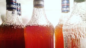 Finlandia votkapulloja täytettynä mehulla